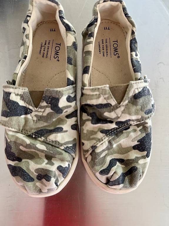 Chaussures garçon: Kinderschuhe von Tom's in Grösse 28.5 – D'occasion à Zürich par tom_m9qb