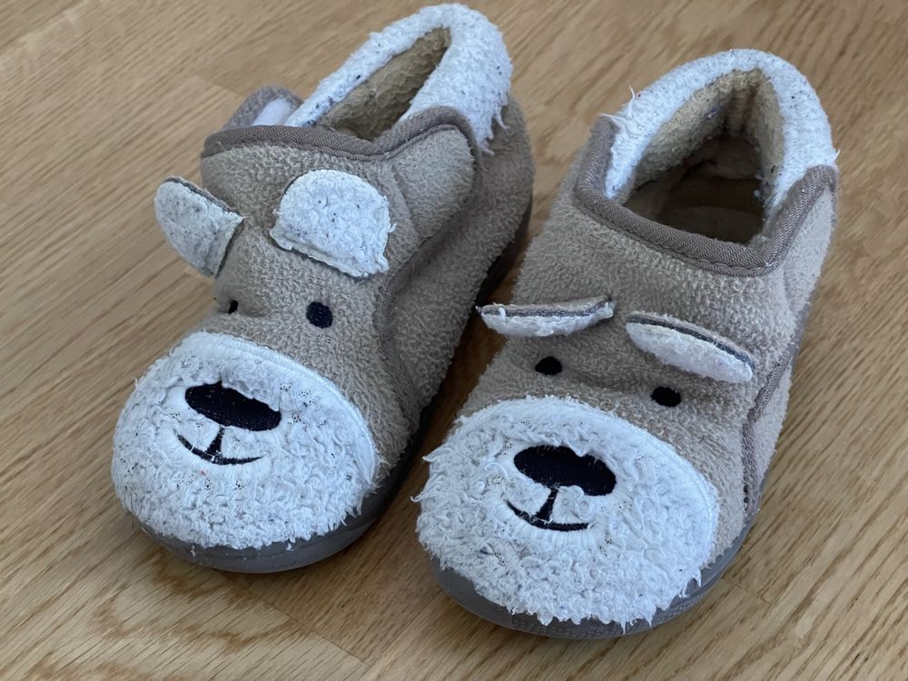 Chaussures garçon: Pantoufles enfants taille 24 – D'occasion à Bussigny par Dali430
