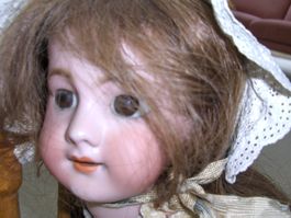 Echte, antike (ca. 1890) Biskuitpuppe auf Esstischstuhl