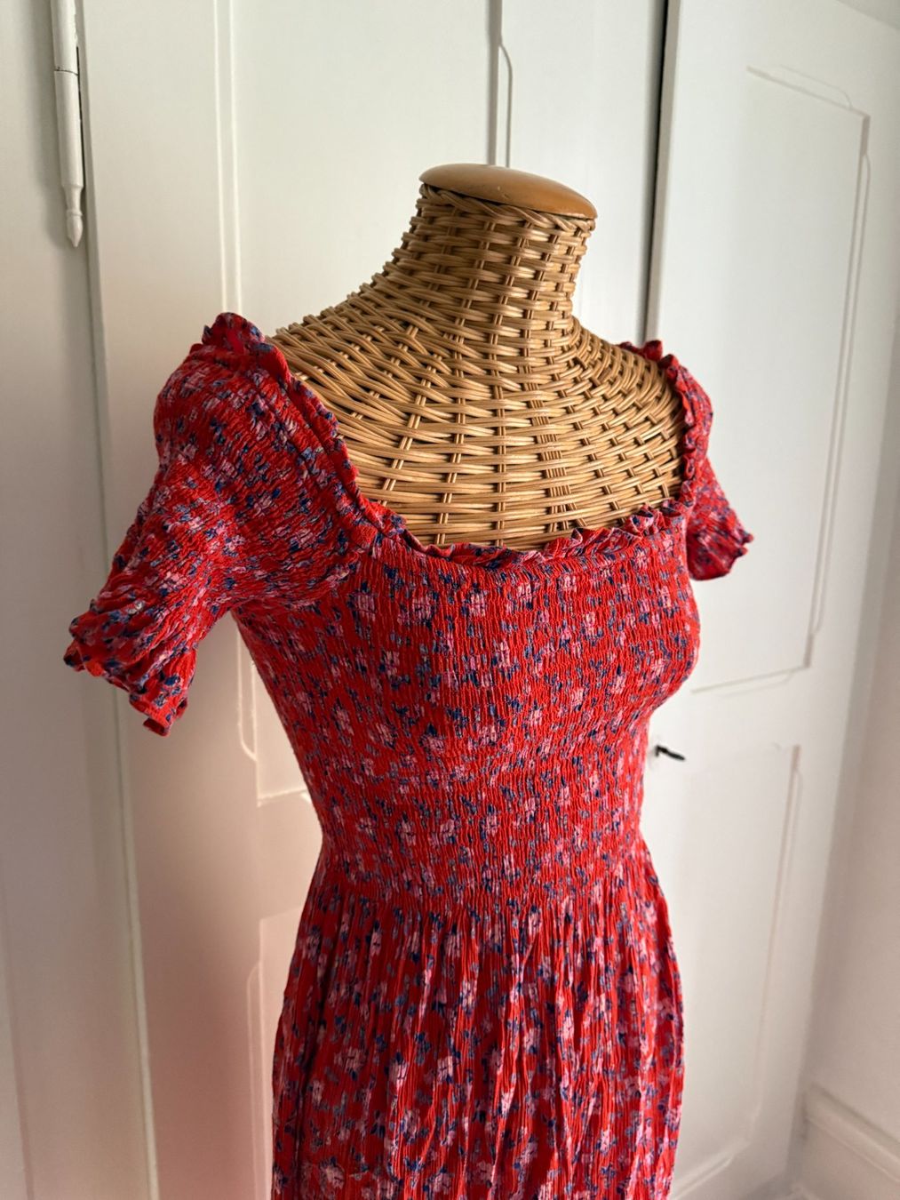 Vestiti: Kleid rot mit Streublumen - S – Usato da Zürich venduto da Diazaio 1