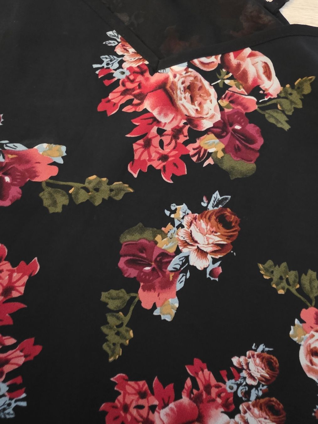 Top: Schwarzes Sommer Top mit Rosenprint, Grösse M – Usato da Wigoltingen venduto da Zuckerfee84 1