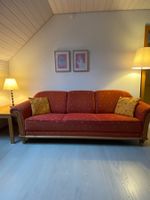 3er Sofa Kiefer massiv mit rotem Stoffbezug. Aktion bis 6.6.
