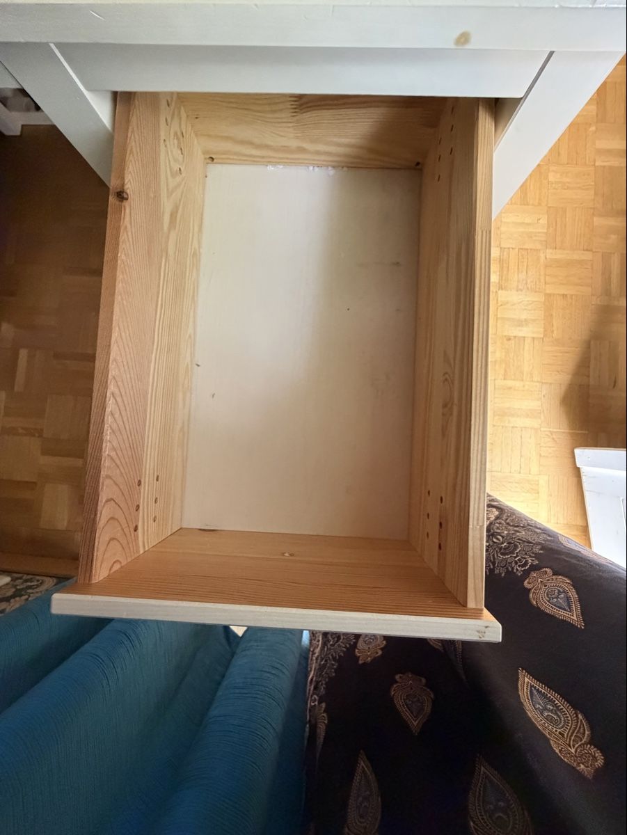 Bureaux: Ikea Hemnes Schreibtisch weiss – D'occasion à Spiez par Bluesky2000 2