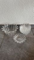8 Dessertschalen und 1 Schüssel, blumenförmig, aus Glas