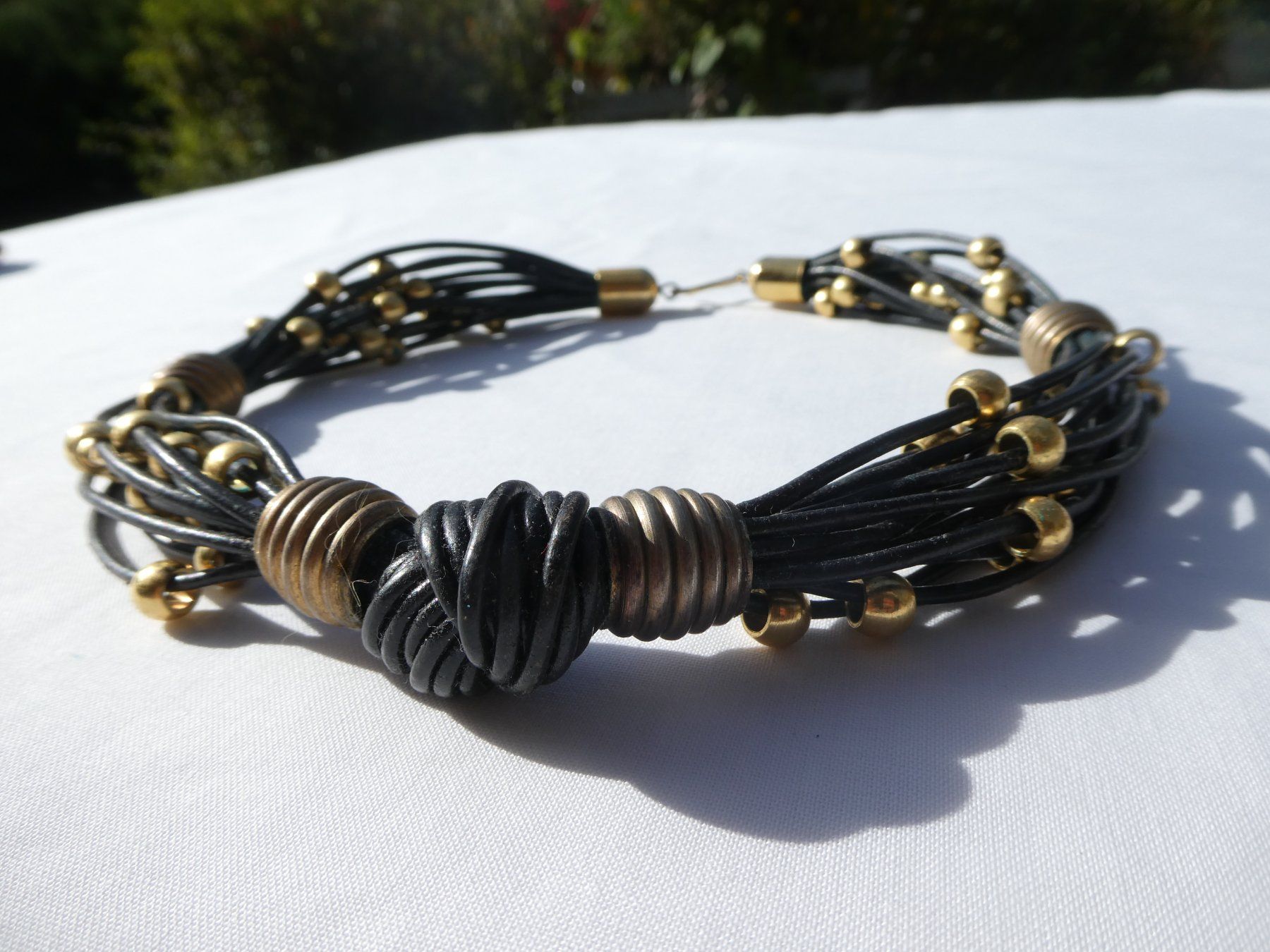 Catenine: Vintage-Ledercollier mit Metallakzenten – Usato da Gattikon venduto da kaandooh 2