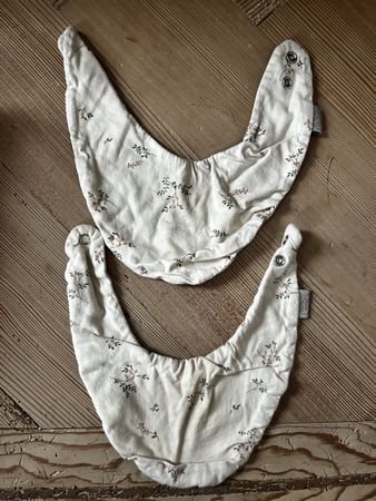 2er Set Baby Sabberlatz mit Blumenmuster, Top Zustand