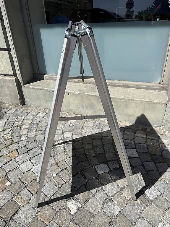 Staffeleien: Chevalet publicitaire – Gebraucht aus Lausanne von Unehistoiredesapes 3