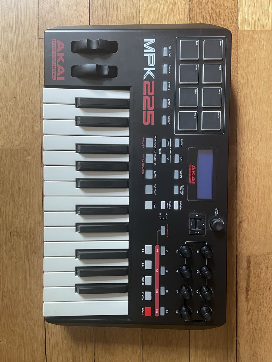 Akai Instruments de musique: AKAI MPK 225 MIDI Controller – D'occasion à Steinhausen par YANCHOVIE 1