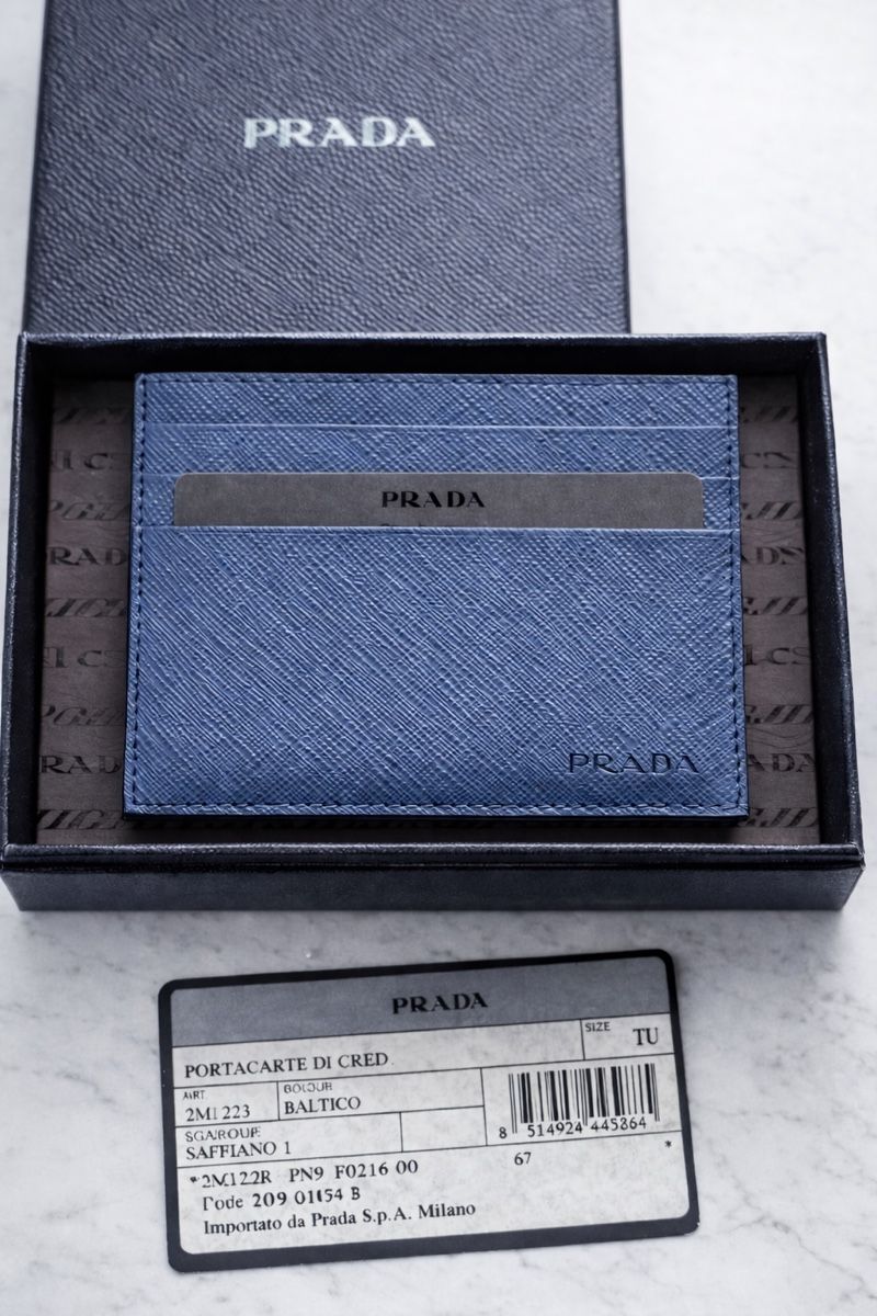 Prada Brieftaschen: Prada Card Holder in Blue Saffiano Leather – Neu und originalverpackt aus Corsier GE von Arca_ReLife