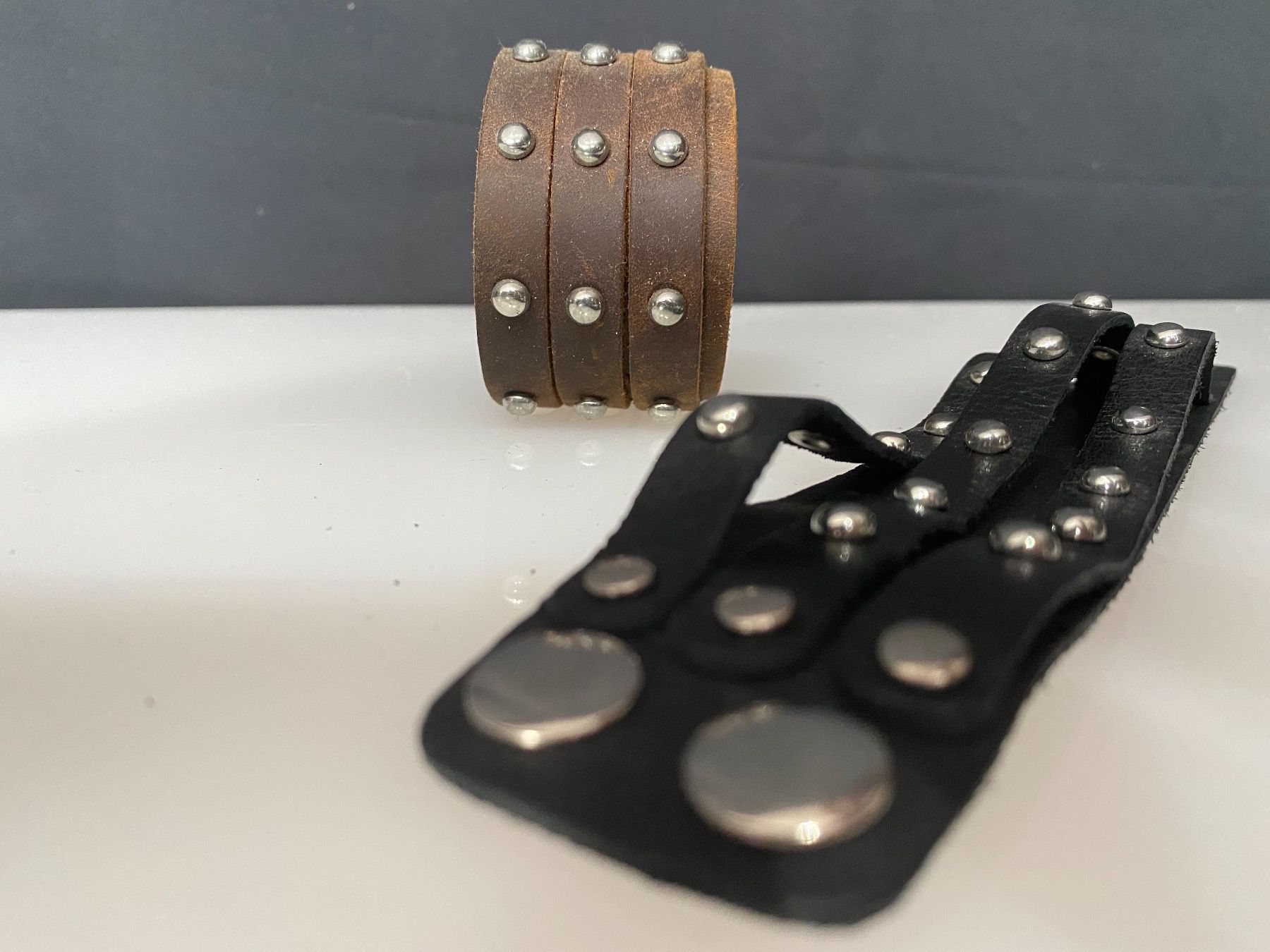 Bracciali & Braccialetti: Echt Leder ARMBand B 4cm mit Runden Nieten Braun Oder Schwar – Usato da Zürich venduto da stock4you 1