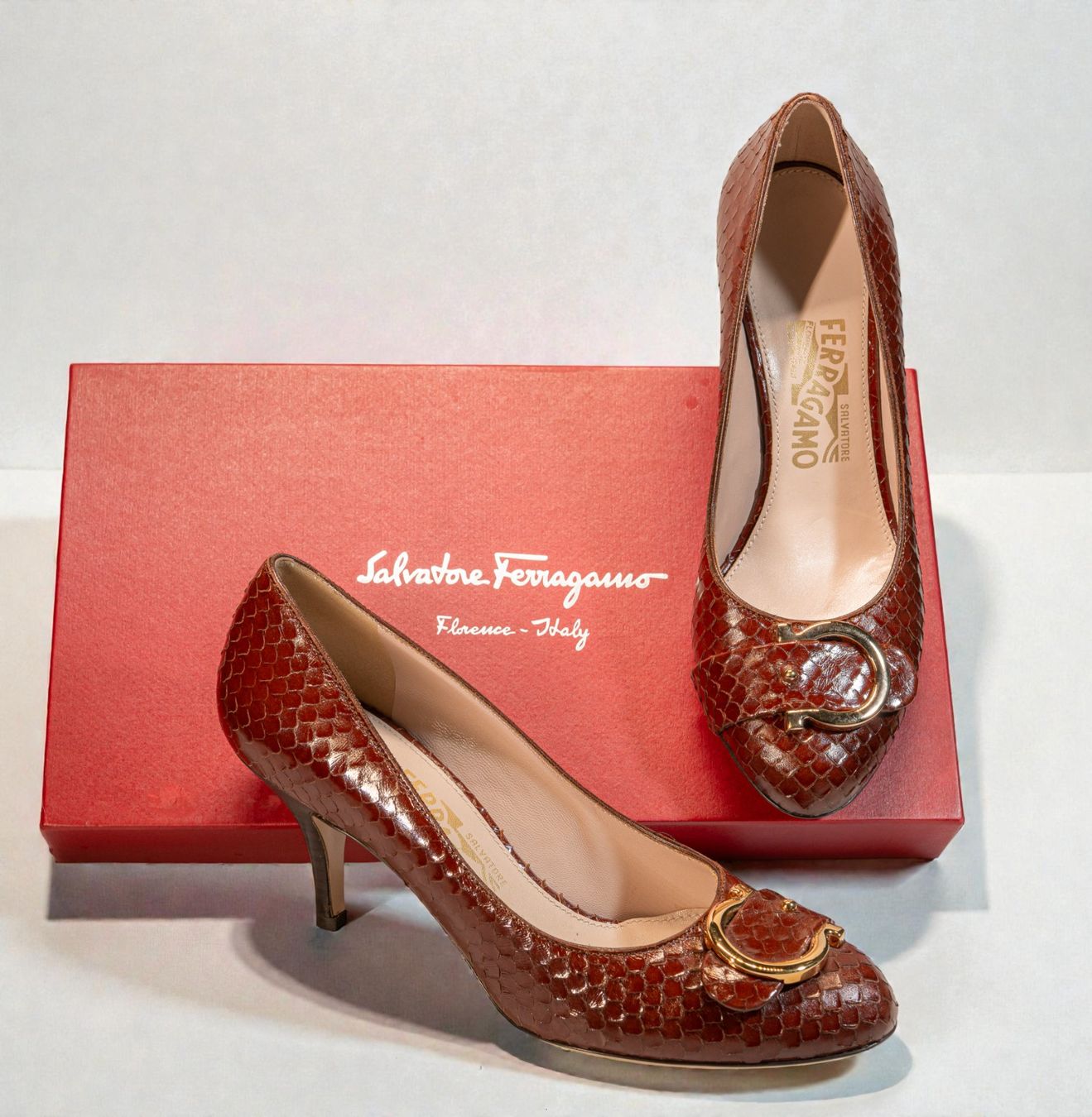 Salvatore Ferragamo Chaussures femmes: NEUE Salvatore Ferragamo  Gr.- 37 ½  Python-Pumps – Neuf avec emballage d'origine à Zürich par aa1_f58r