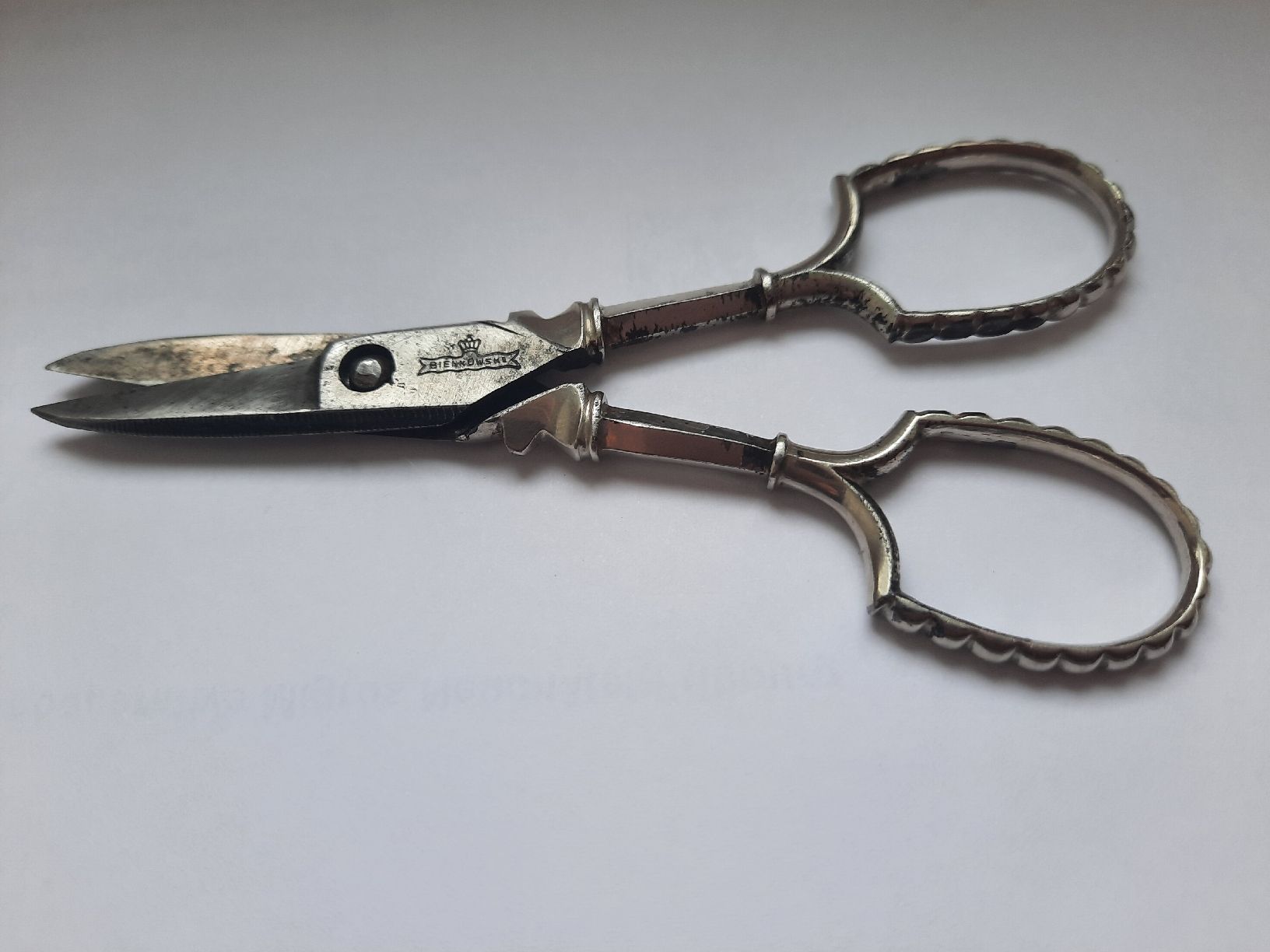 Tutti gli attrezzi: Ancienne petite PAIRE de CISEAUX de COUTURE – Usato da Le Locle venduto da marylise01 1