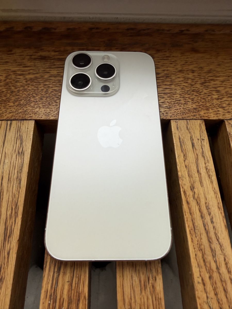 Apple Telefoni cellulari / Smartphones: iPhone 15Pro Silber, 256 GB – Usato da Basel venduto da Celiiinchen97 3