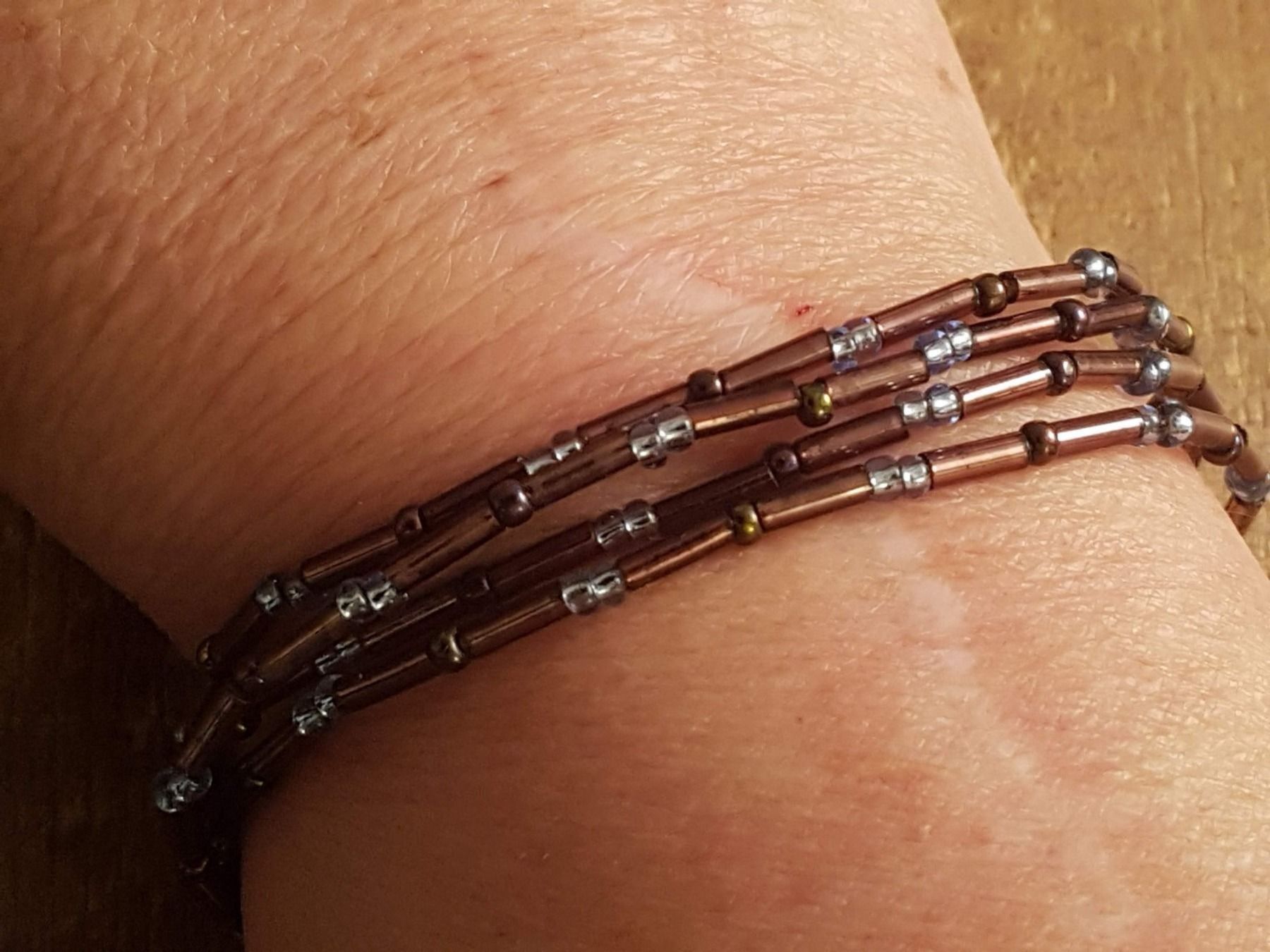 Catenine: Kette oder Armband, feine Longbeads, kupfrig-silbrig – Usato da Ettingen venduto da Maranathatalitha