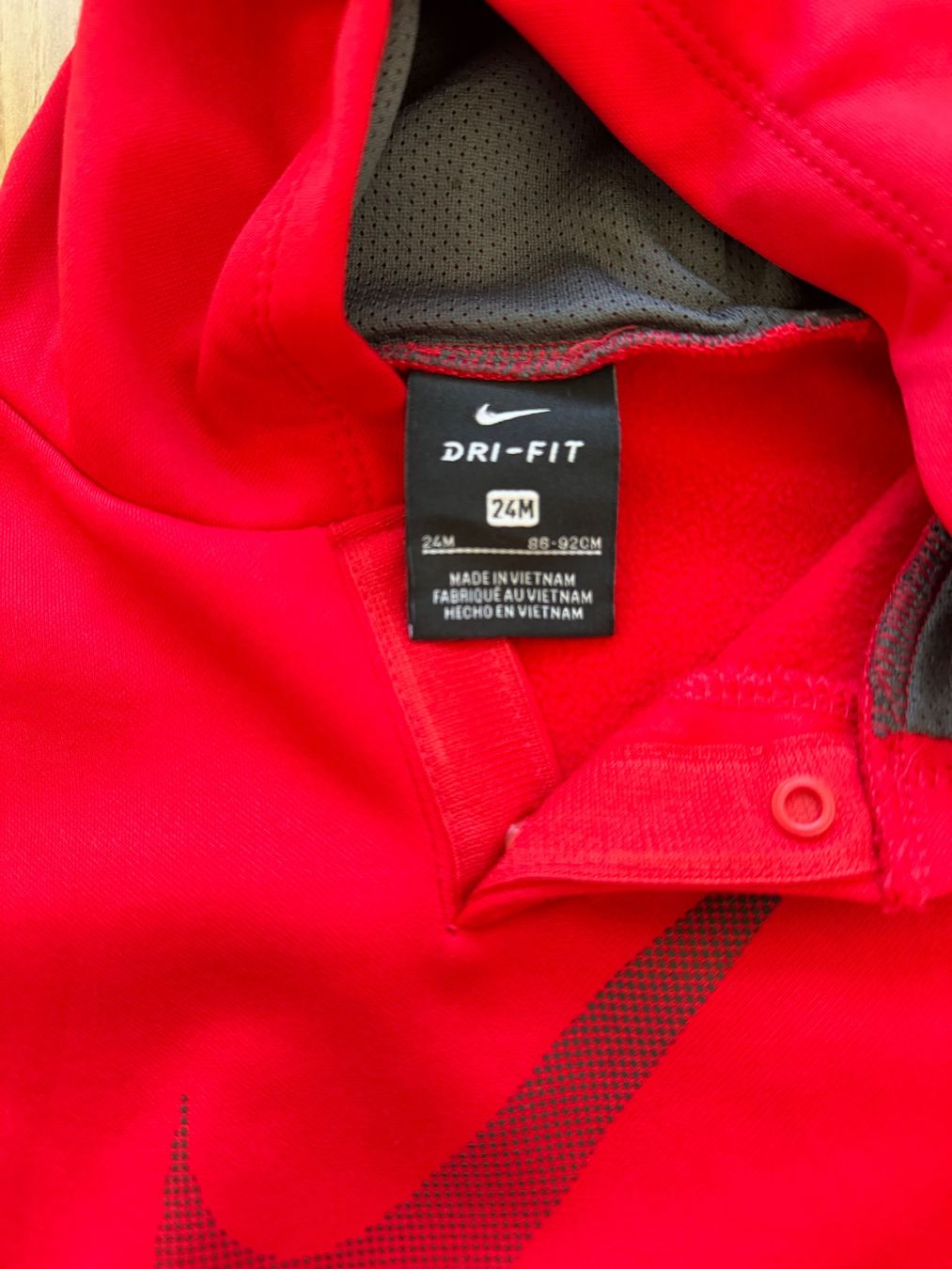 Nike Maglioni & Felpe: Nike Kapuzenpullover rot grau Grösse 86-92 – Usato da Buchs SG venduto da VintageHomeCH 3