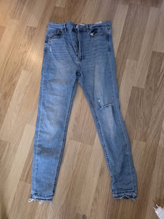 Damen Jeans Zara hellblau mit Rissen Grösse 44 gebraucht