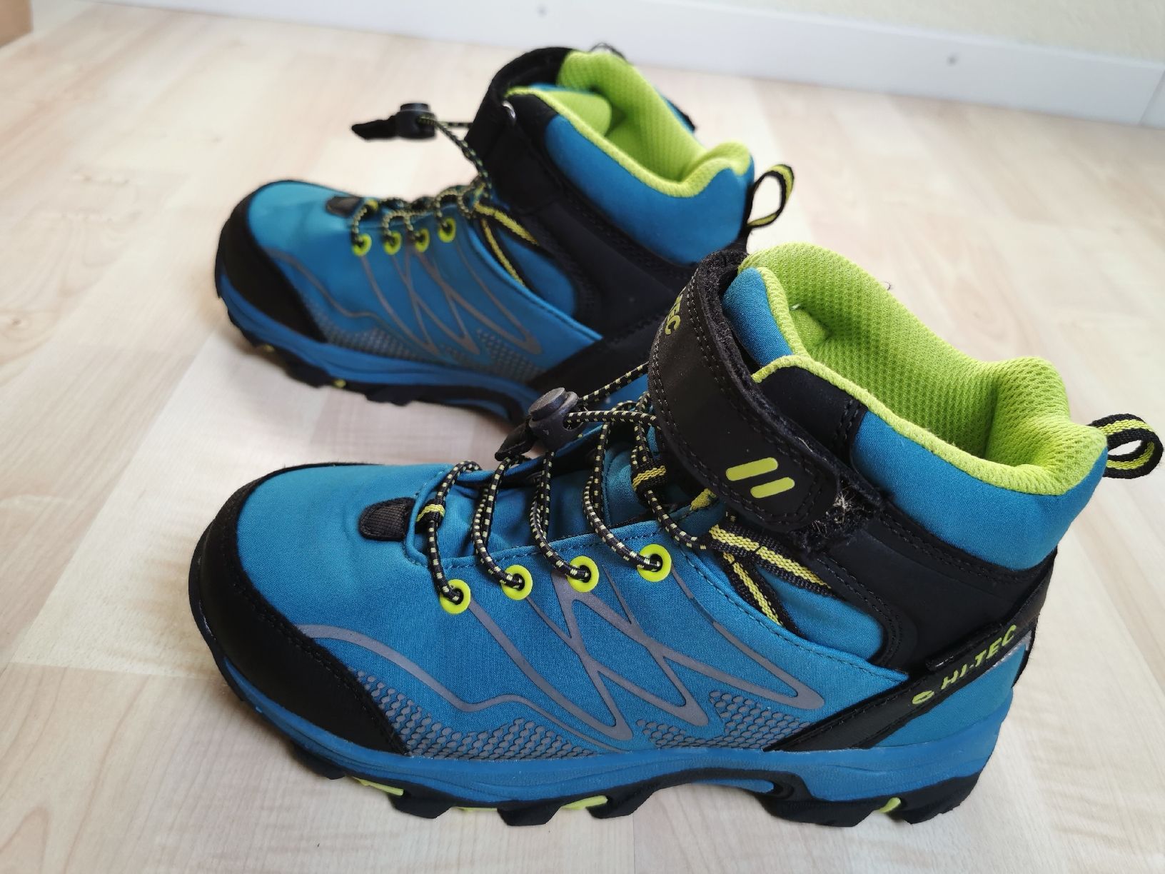 Hi-Tec Chaussures garçon: trekkingschuhe / wanderschuhe hi-tec grösse 35 – D'occasion à Oberentfelden par bienemaaja