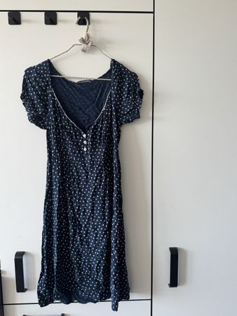 Kleid dunkelblau mit weissen Blumen one size gutem Zustand