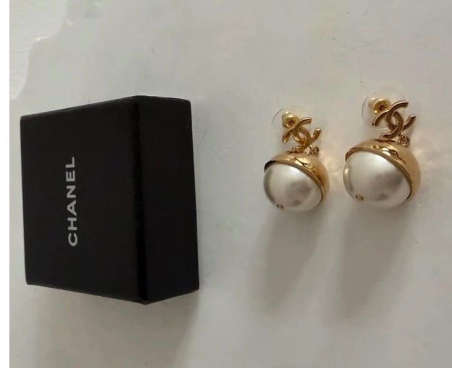Chanel Orecchini pendenti & Orecchini a lobo: Chanel Ohrringe mit Perlen /  Neu, mit Box – Nuovo (secondo la descrizione) da Zürich venduto da ReStyle. 2