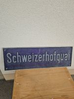 altes Strassenschild, Schild Schweizerhofquai blau. Massiv