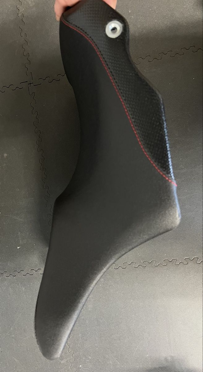 Yamaha Tutti i ricambio per moto: Yamaha VMAX 1700 VMX17 selle basse neuve – Nuovo e nell'imballaggio originale da Fribourg venduto da jul_65j9 1