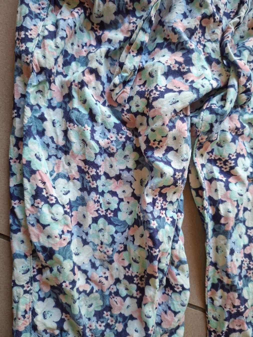 H&M Pantalons: Sommerhose mit Blumenmuster Gr. 110 – D'occasion à Erlinsbach par pfunky 1