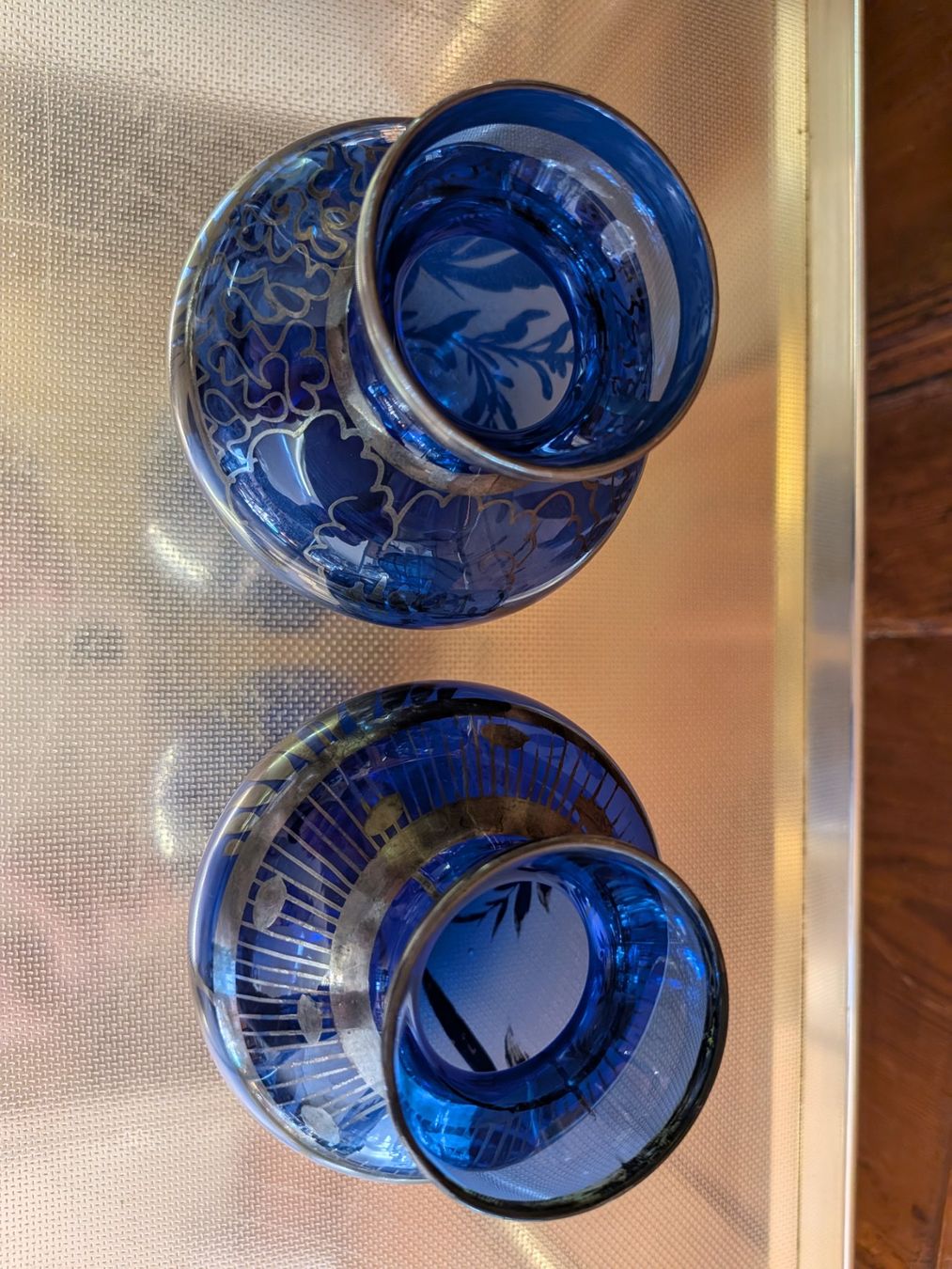 Vasi & Recipienti: 2 blaue Vasen Glasvasen mit Silberdekor – Usato da Emmen venduto da Brockofsky 3