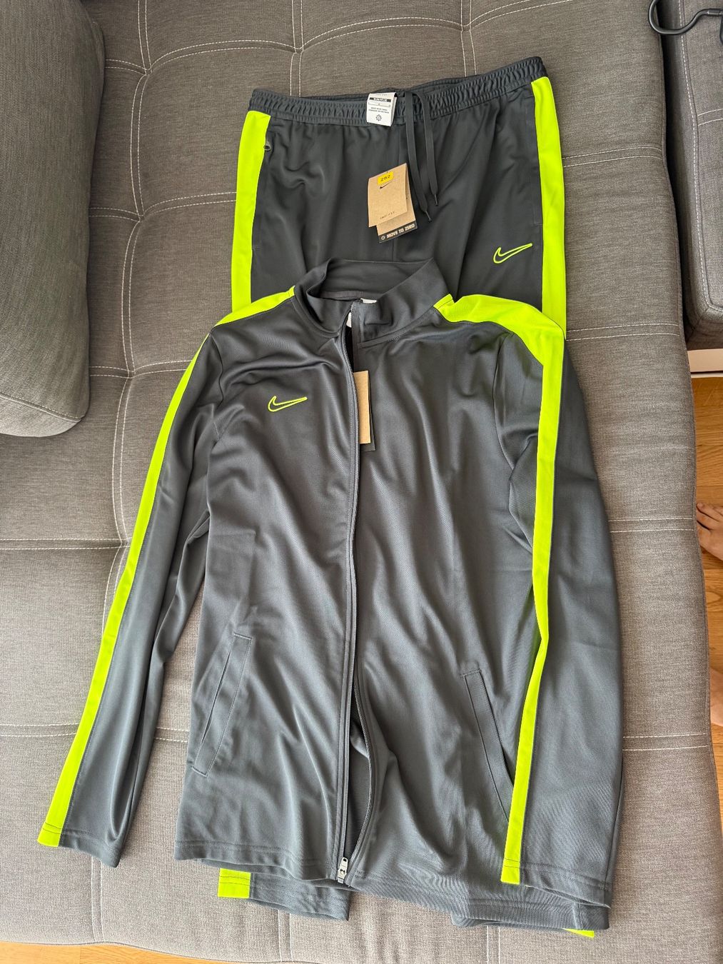 Nike Kleiderpakete: Nike Trainingsanzug, Original Grösse L – Gebraucht aus Rheinfelden von RetroX1