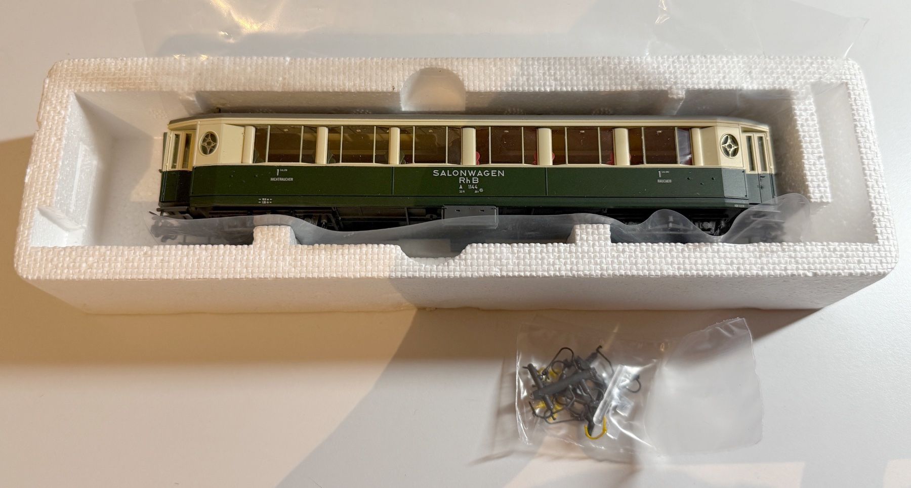 Bemo Modelleisenbahnen: Bemo RhB A 1144 Salonwagen grüncreme – Gebraucht aus Samedan von Gischpel25