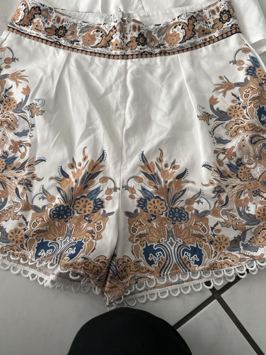 Pantaloni: Shorts mit Bluse  – Usato da Oberentfelden venduto da ulli03 1