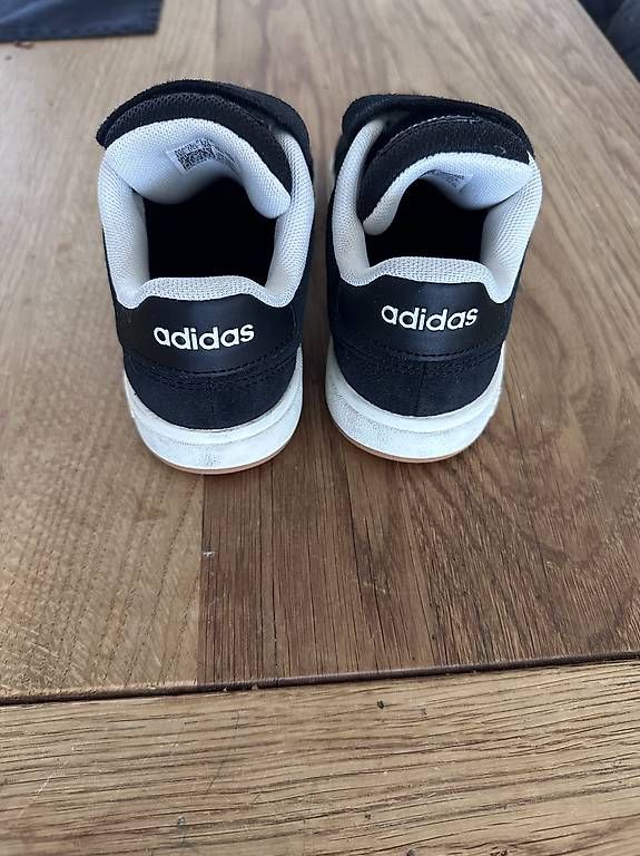 Scarpe per ragazzi: Adidas Kinderschuhe Gr. 30 – Usato da Engelburg venduto da Shantaram01 1