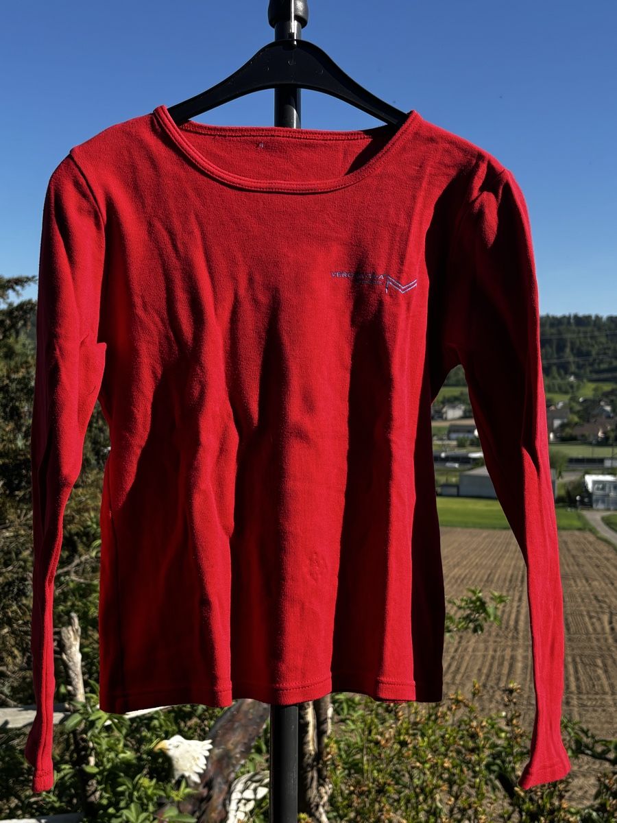 T-shirt: Rotes Langarm Shirt  – Usato da Walterswil SO venduto da Sunshineyupi