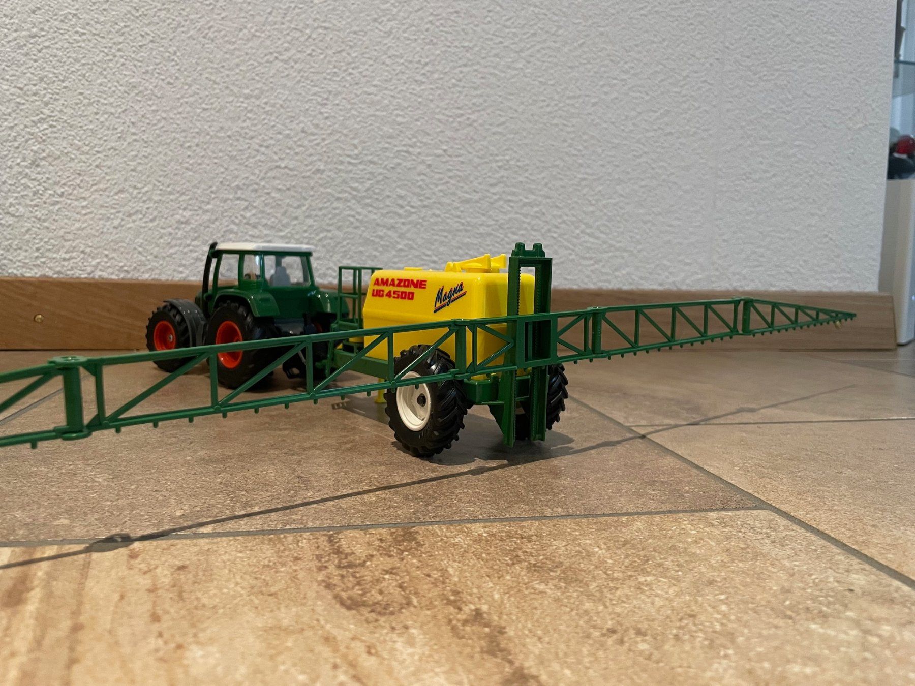 Fendt Traktoren: SIKU Fendt 716 mit Feldspritze – Neu und originalverpackt aus Kreuzlingen von Stefan1150 4