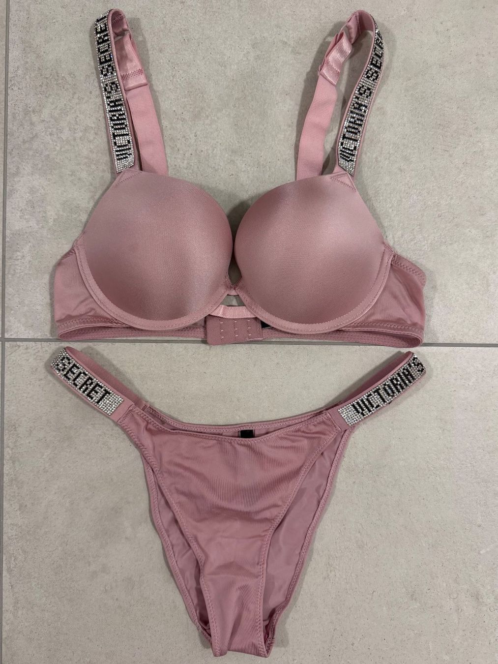 Victoria's Secret Altra biancheria intima: Victoria's Secret Bra & Thong Set – Nuovo (secondo la descrizione) da Gränichen venduto da Domsiiiii