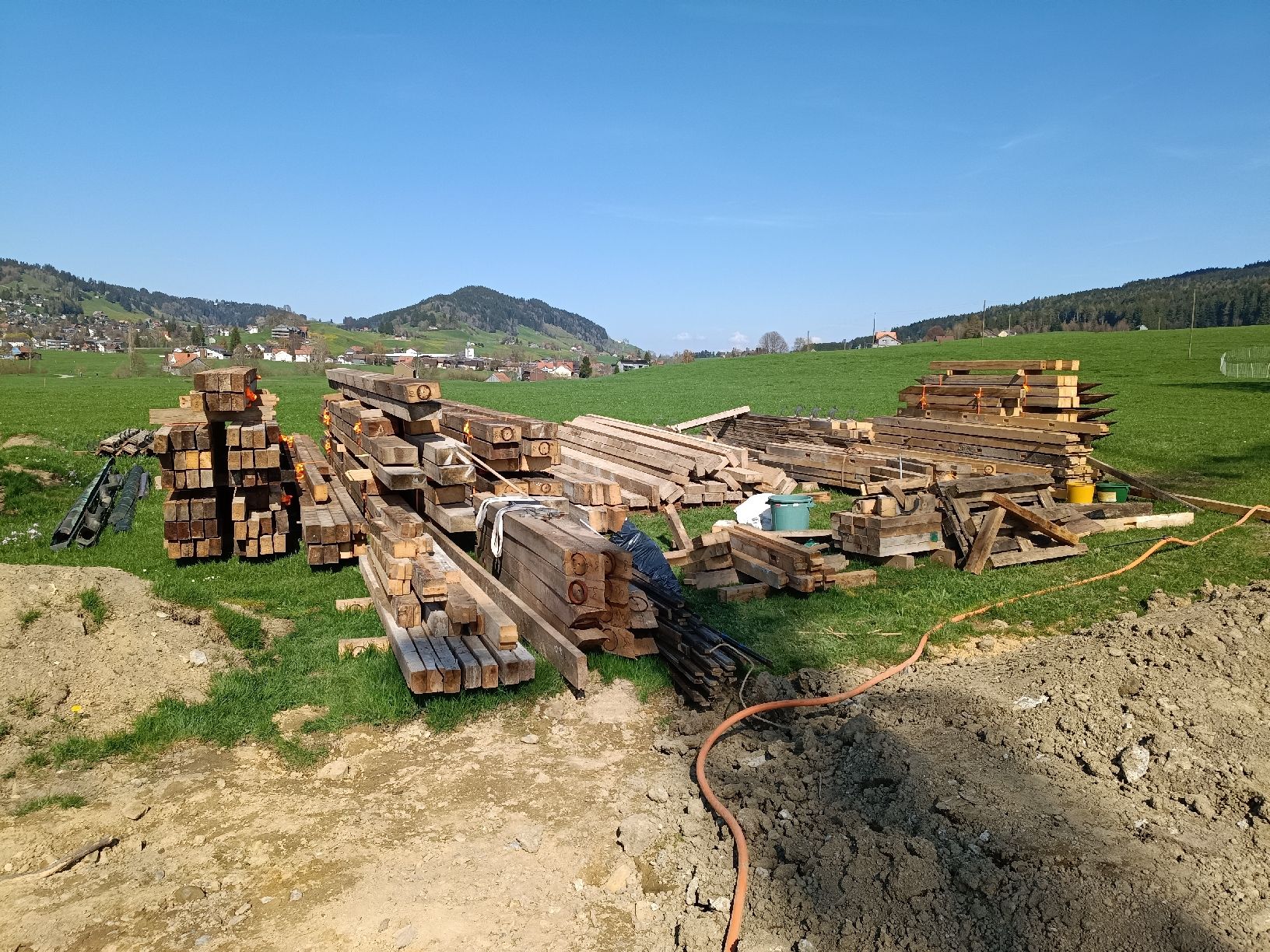 Articoli in legno: Bauholz Altholz Balken Bretter Stall – Usato da Appenzell Meister. venduto da Peppi84 2