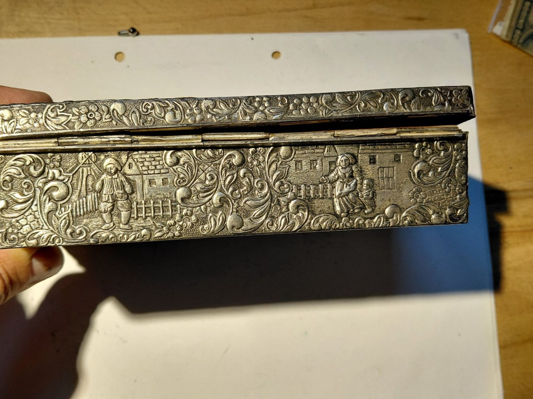 Tutte le decorazioni: Gebrauchte metallene Dose mit eingraphirtem Bild darauf – Difettoso da Gelterkinden venduto da martinom 2