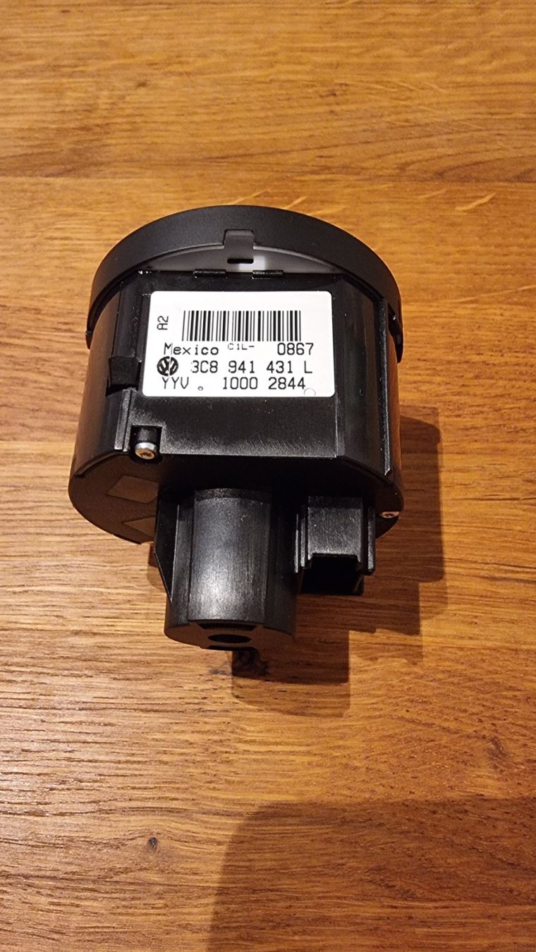 VW Tutti pezzi di ricambio auto: VW T6 Lichtschalter – Usato da Russikon venduto da fino99 1