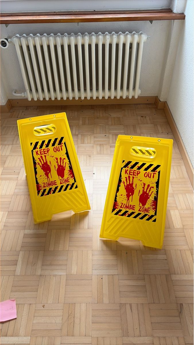 Alle Dekorationen: 2 Warnschilder Zombie Zone Keep Out gelb Plastik  – Gebraucht aus Opfershofen TG von dan_nxk8