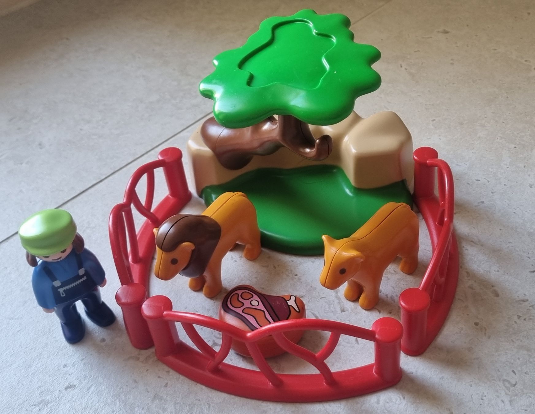 Playmobil Giocattoli: Playmobil 123 Löwengehege 9378 – Usato da Champlan venduto da acr_kkd5 2