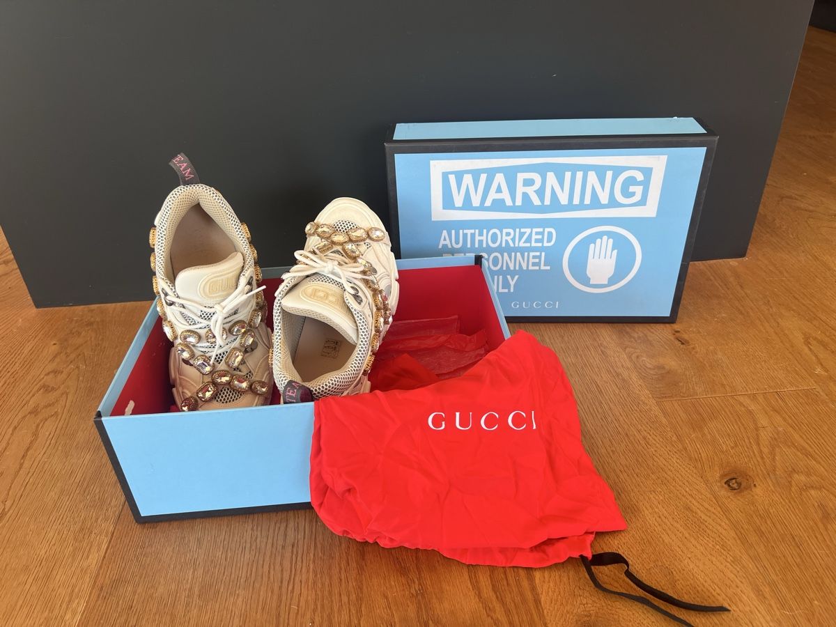 Gucci Damenschuhe: Gucci Flashtrek SEGA Ivory Removable Crystal – Neu (gemäss Beschreibung) aus Wölflinswil von antikuar