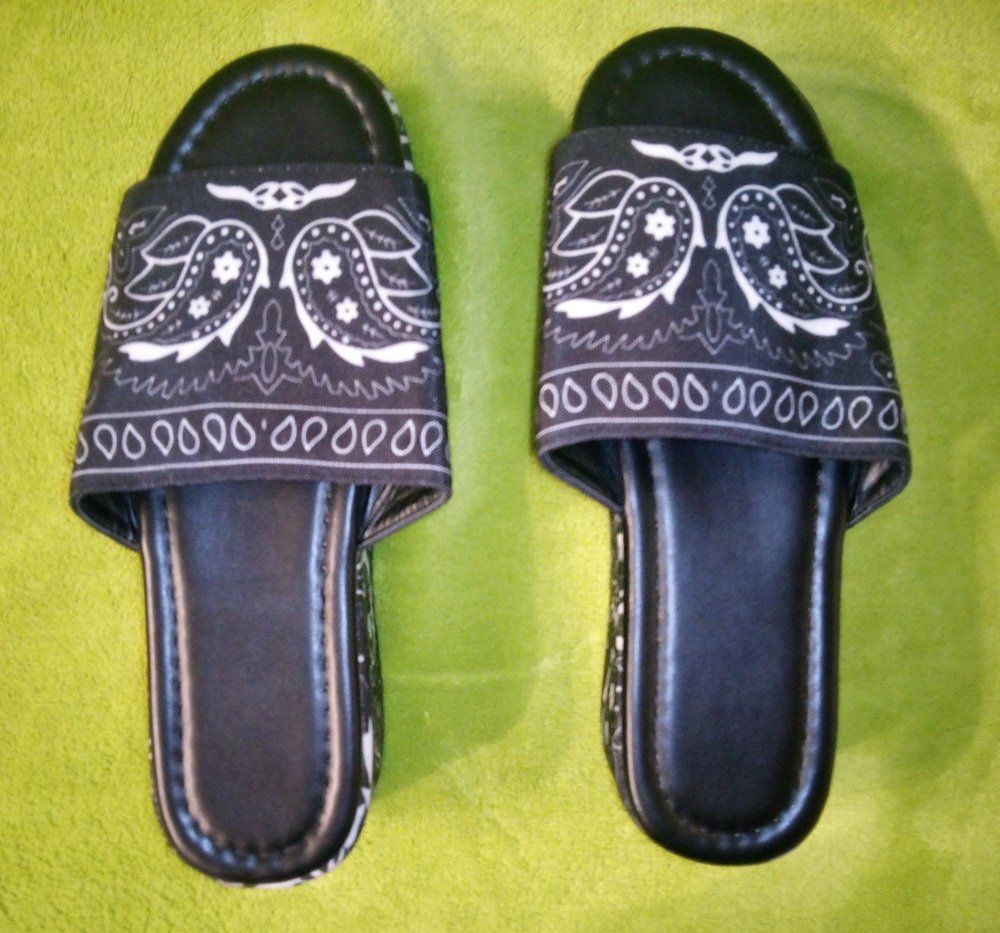 Scarpe da donna: Schwarze Sommer Pantoletten mit Muster – Nuovo (secondo la descrizione) da Werdenberg venduto da EXA-Secondhand