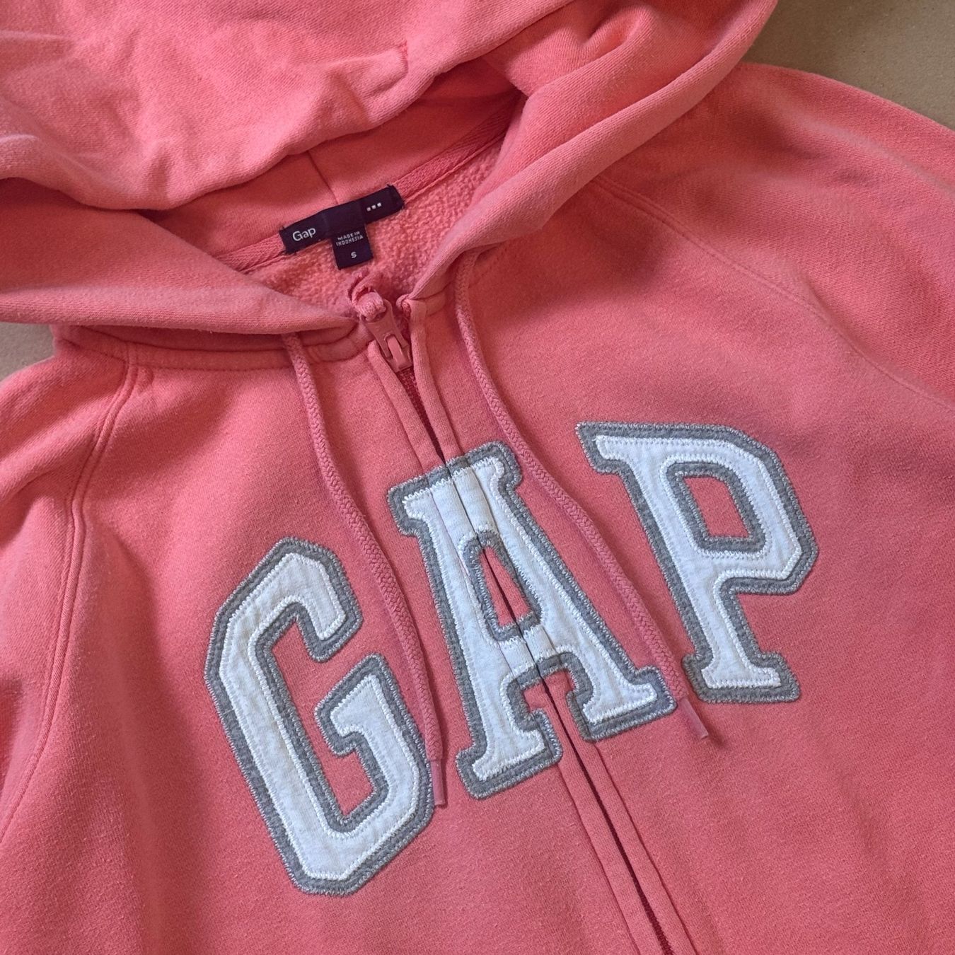 Gap Maglioni & Felpe: GAP casual y2k pink zip-hoodie (retro pull pullover) – Usato da St. Gallen venduto da sourced_limited 1