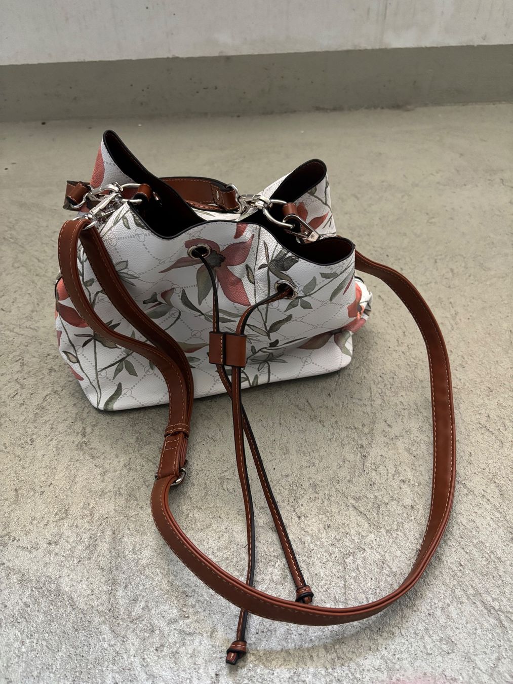Taschen für Damen: Stylische Beuteltasche, Tamaris – Gebraucht aus Sonterswil von VD-Service 1