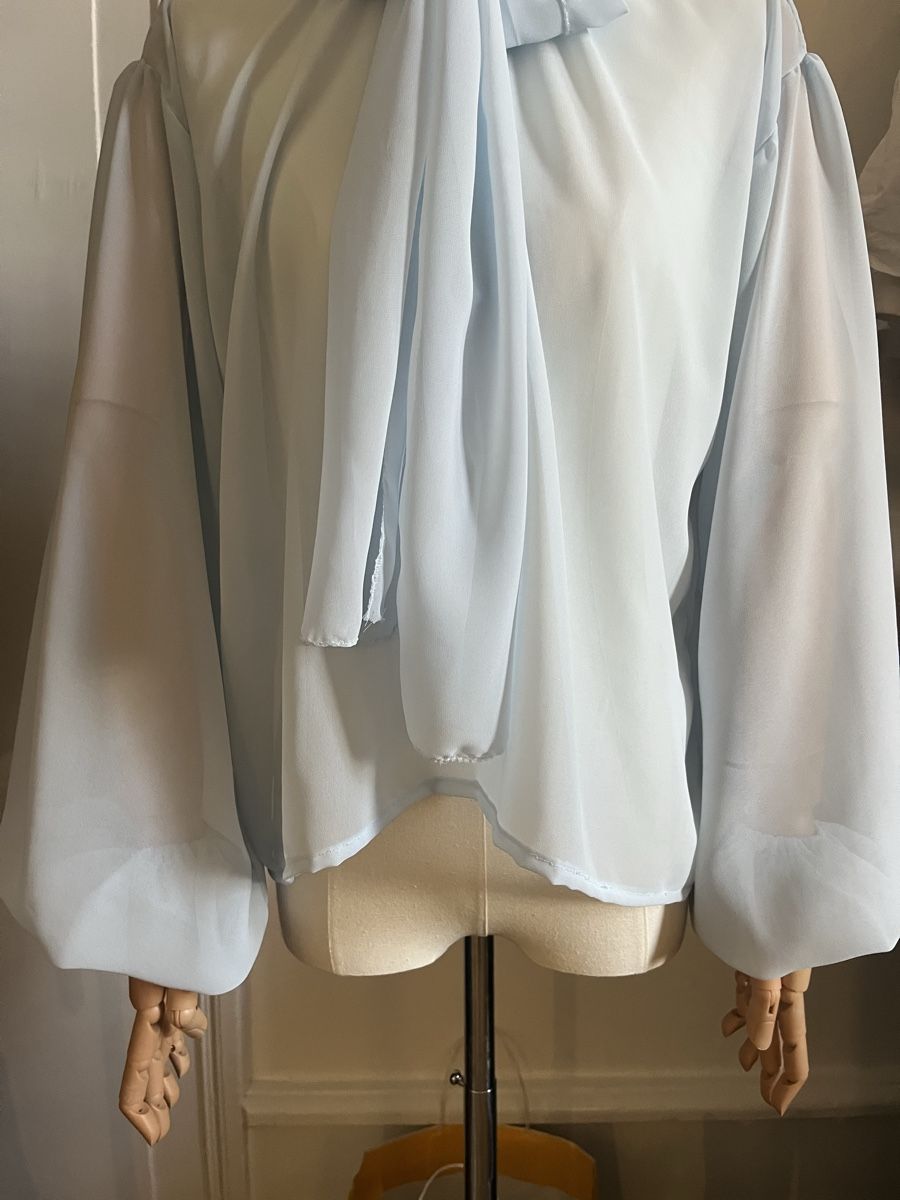 Camicette: Self sown Light Blue Chiffon Blouse with Tie – Usato da Zürich venduto da Melina.A 3
