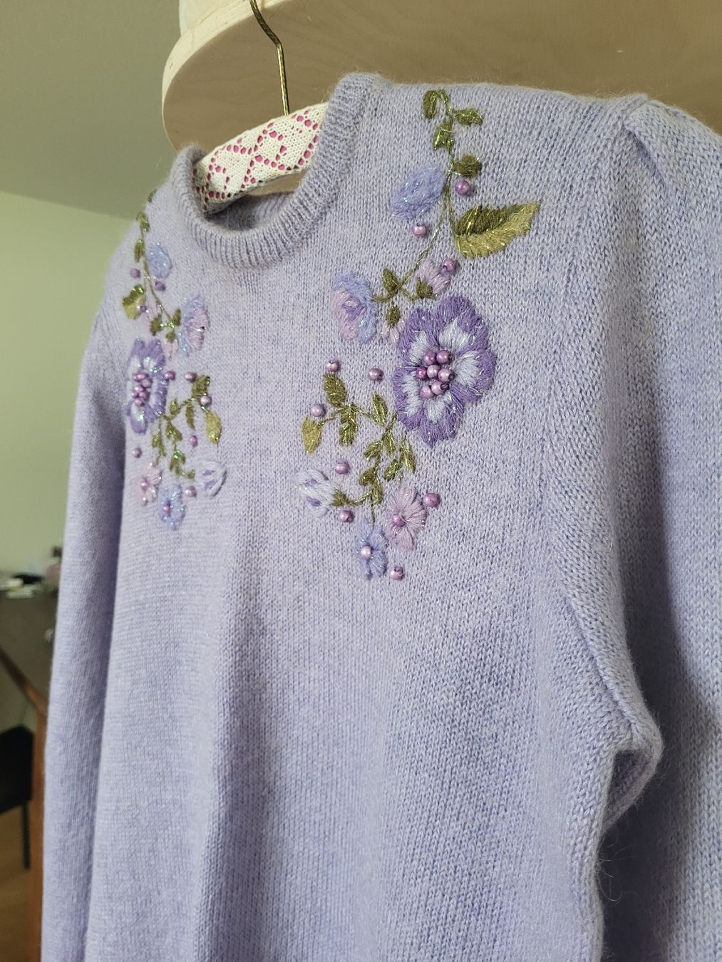 Maglioni & Felpe: Lila Strickpullover mit Blumenmuster, 100% Wolle Grösse M, – Nuovo (secondo la descrizione) da Winterthur venduto da rab_tr8n 6