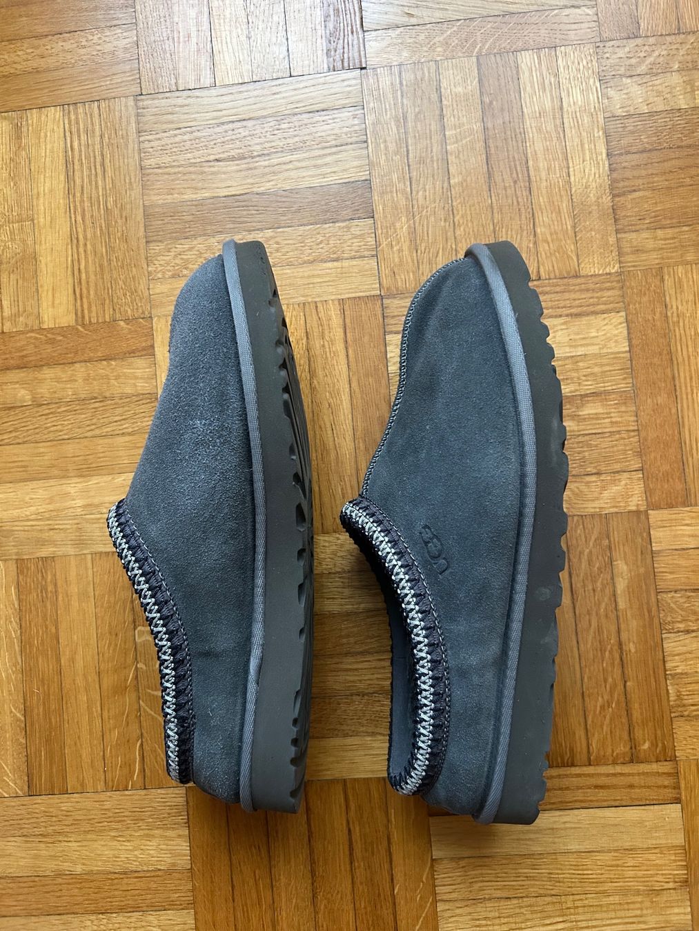 Scarpe da uomo: Chaussons UGG gris en daim t.43 – Usato da Fribourg venduto da SenhorNeves 2