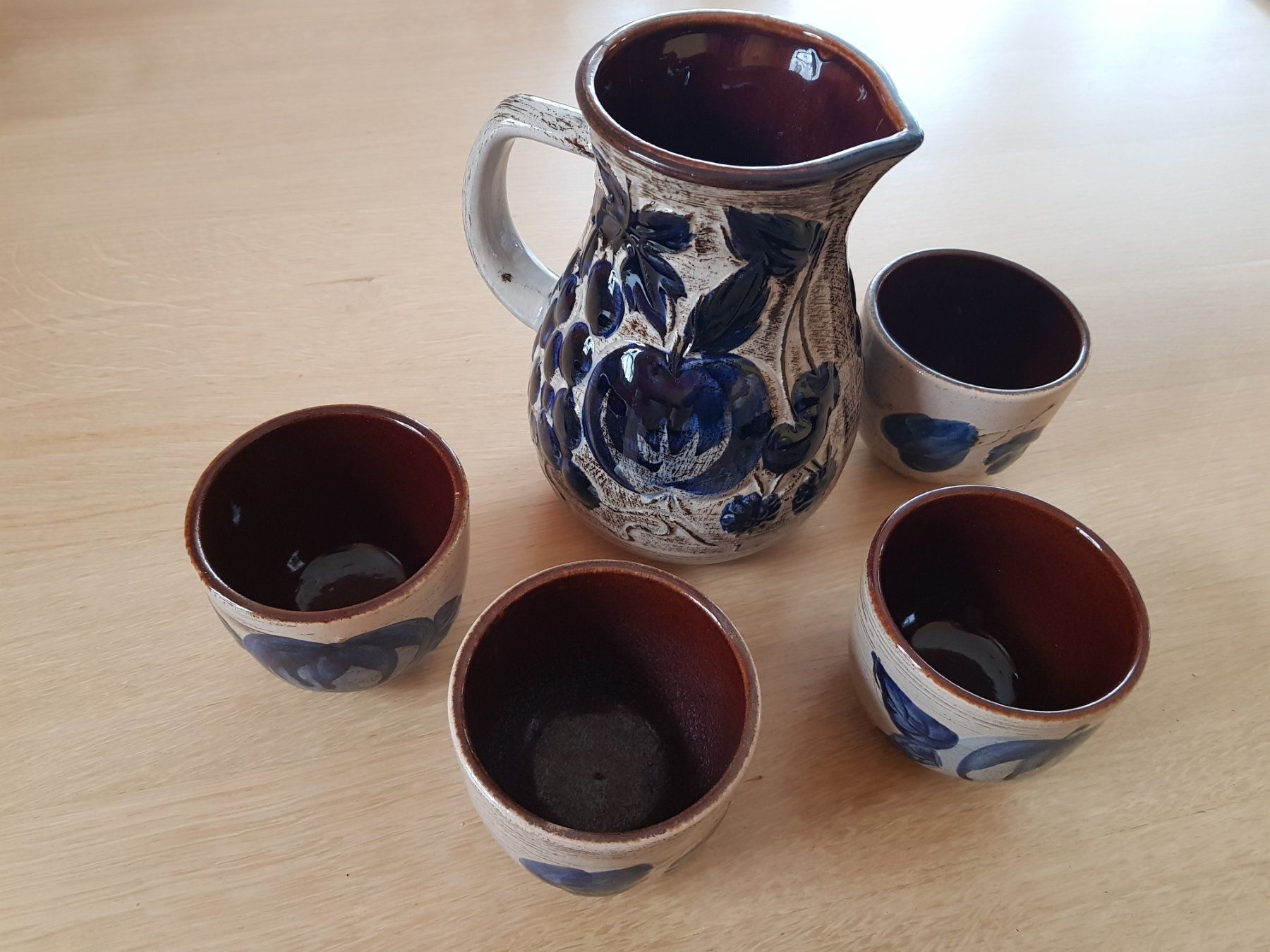 Caraffe: Keramikkrug mit 4 Trinkbecher (für Wein oder anderes) – Usato da Boswil venduto da Pjatla 1