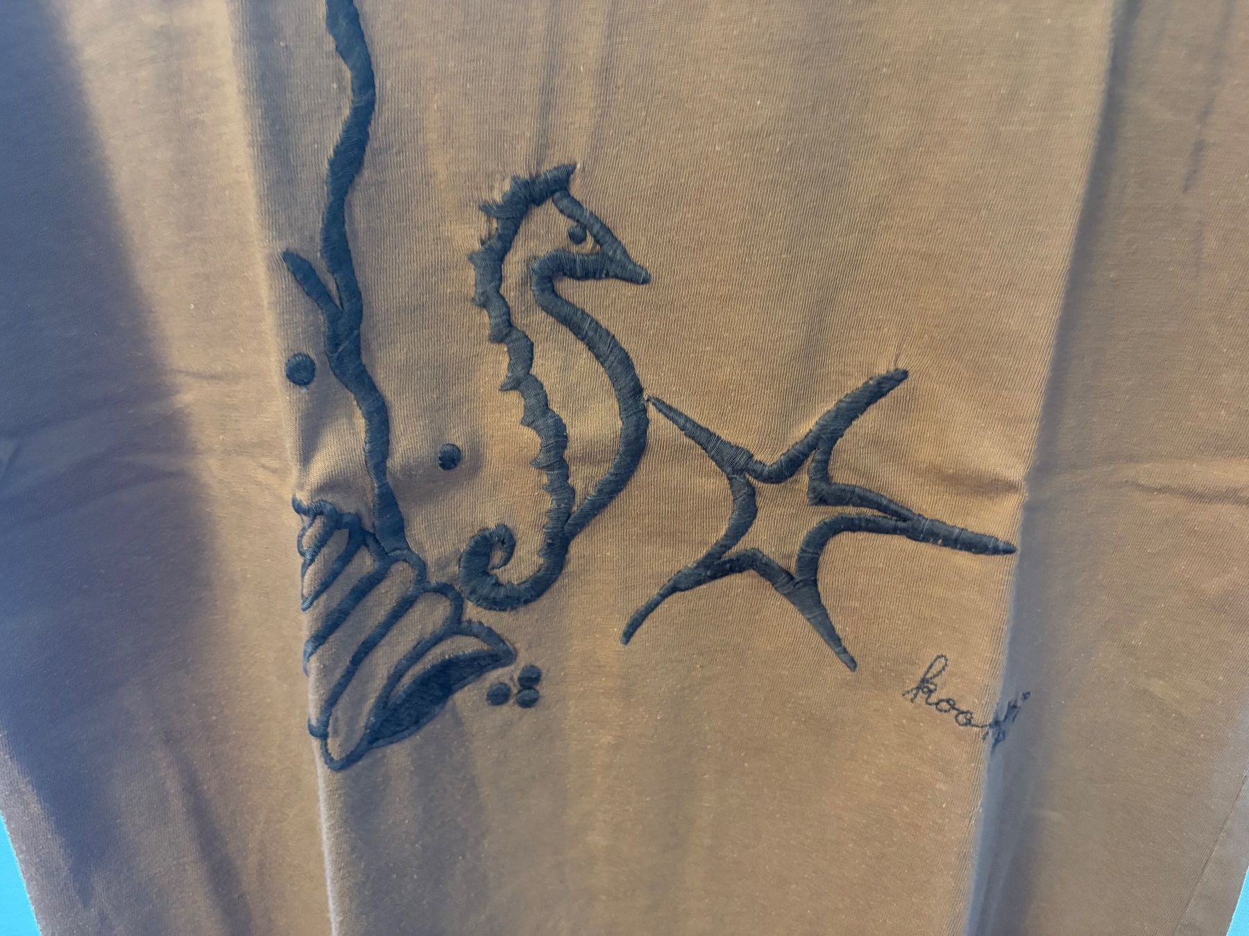 Kookai T-shirt: T-shirt Kookaï broderie marine hippocampe – Taille S – Usato da Lausanne venduto da ine_6c2m 1
