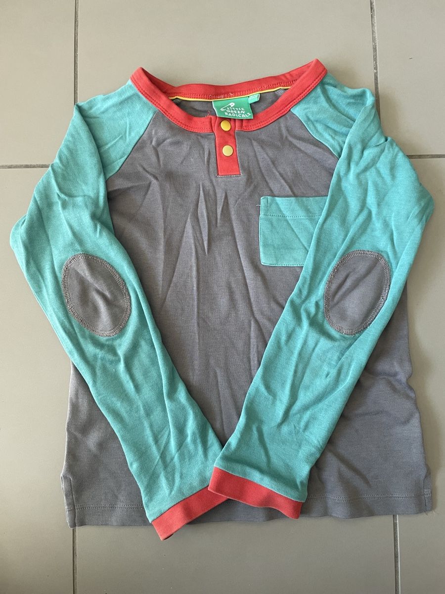 Lotti & Set di vestiti: Little Green Radicals Tshirt set, 122 – Usato da Salavaux venduto da Kevinka 1