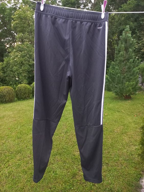 Adidas Pantaloni: Trainerhose von adidas Gr. M kaum getragen – Nuovo (secondo la descrizione) da Oberuzwil venduto da venditum. 2